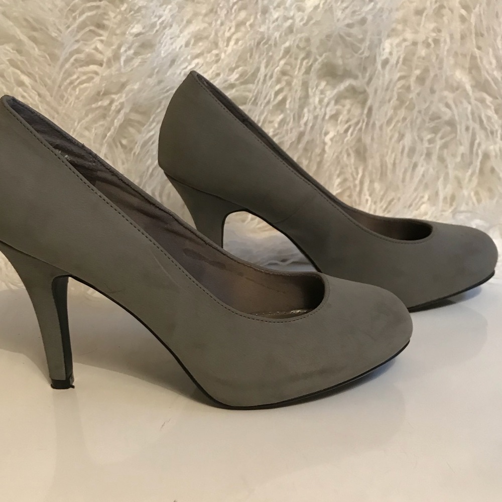 Fioni gray heels
